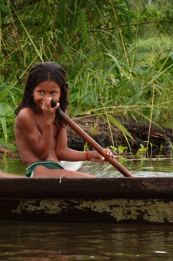 Menina se diverte em canoa durante nossa visita à comunidade localizada na Reserva de Mamirauá, perto de Tefé, no Amazonas